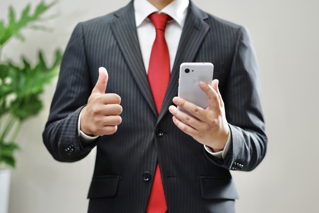 スマホを操作するサラリーマン